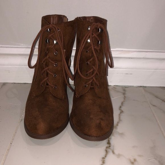 🌟2 for 35$🌟 Adorable brown heeled booties - Picture 2 of 5